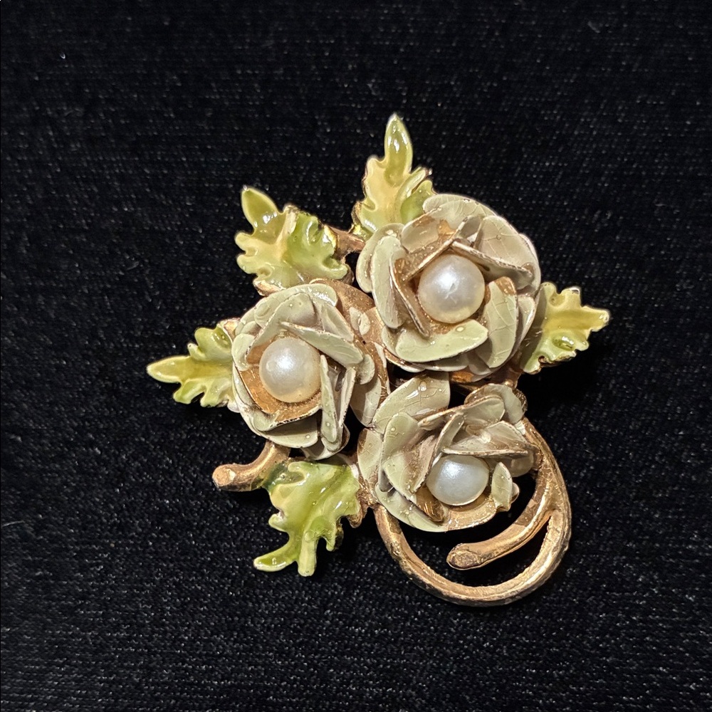 Elegant vintage Floral Pearl Brooch